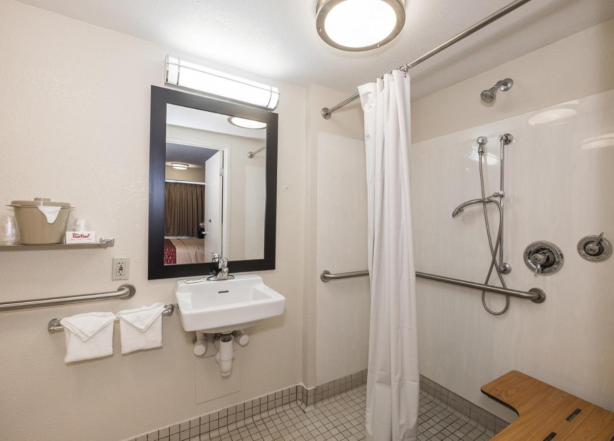 Standard King Room Disability Access Roll-ln Shower Smoke Free,1085204608:JPEG