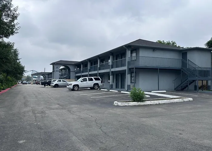 Motel: Mustang Inn And Suites