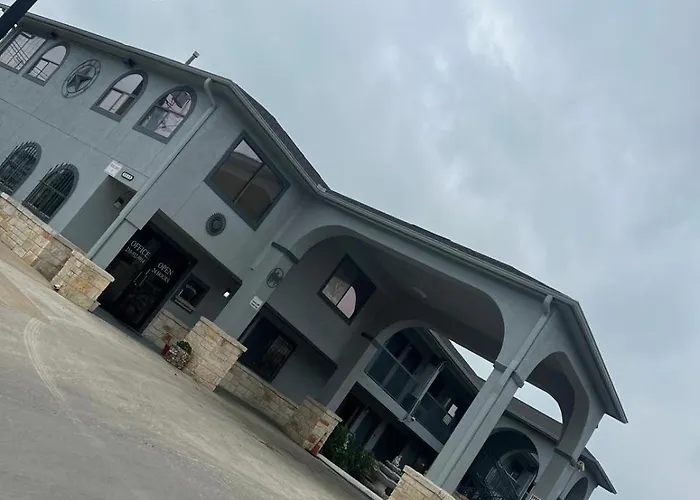 Motel: Mustang Inn And Suites