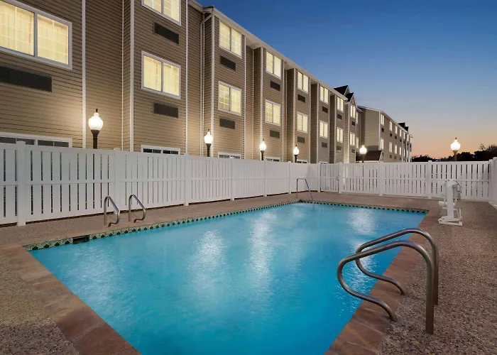 Super 8 By Wyndham Airport North