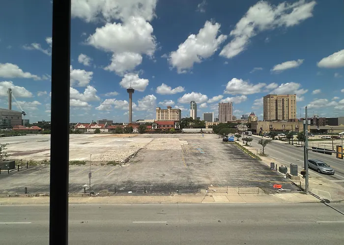 Central hotel: Cityview Inn & Suites Downtown /Rivercenter Area